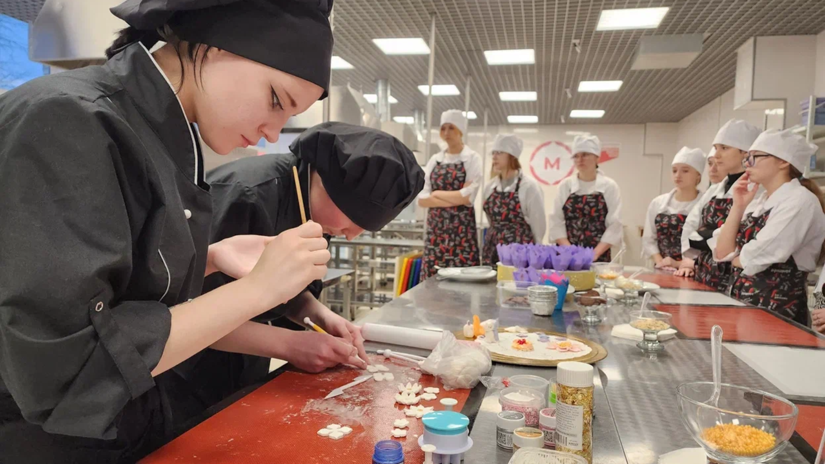 В Воскресенском колледже провели кулинарный мастер-класс для школьников –  Куйбышевец